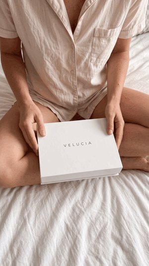 Déballage du kit Velucia : ouverture de la boîte, sortie des étuis, contenu étalé sur le lit
