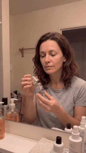 Femme retirant le capot devant son miroir, puis appliquant la tête sur le front, les pattes d'oie et le cou