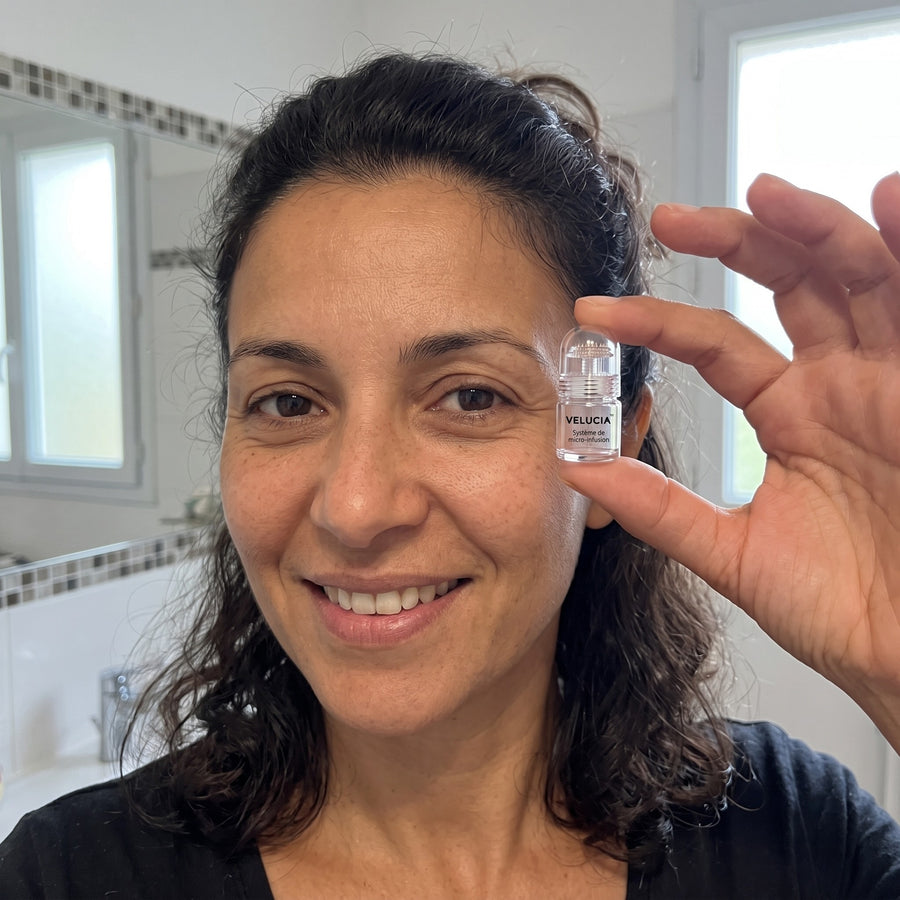Karima tenant le système Velucia près de sa tempe